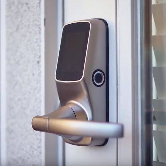 รูปด้านข้าง ของ lockly digital door lock ที่เห็น ปุ่มแสกนลายนิ้วมือ finger scan