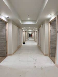 ภาพทางเดินหลักอาคารพักฟื้นที่ติดตั้งระบบเรียกพยาบาลไร้สาย ที่ธนบุรี เฮลท์ วิลเลจ