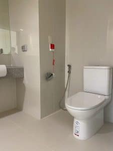 ปุ่มกดฉุกเฉินระบบเรียกพยาบาลไร้สายติดตั้งในห้องน้ำ ที่ธนบุรี เฮลท์ วิลเลจ ประชาอุทิศ