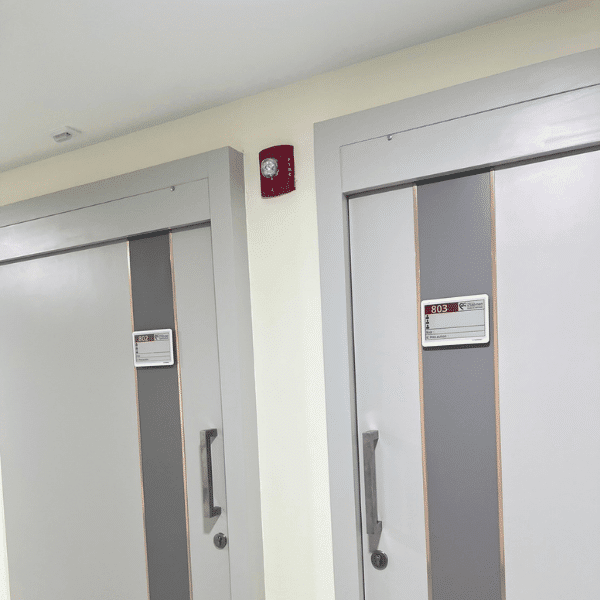 รูปติดตั้งจริง ระบบป้ายหน้าห้องโรงพยาบาล แบบ ESL