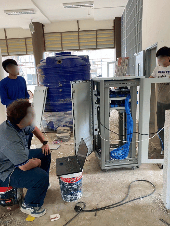 การติดตั้งและเดินสายภายใน Server Rack