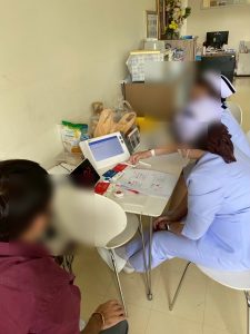 พยาบาลโรงพยาบาลหัวเฉียวทดลองกดปุ่ม SOS และดูการตอบสนองของระบบ Nurse Call บน Tablet
