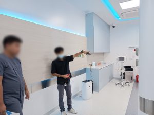 วิศวกร PREZON สาธิตตำแหน่งติดตั้งปุ่ม SOS ระบบ Nurse Call ในห้องหัตถการคลินิกเกษมราษฎร์ อารี